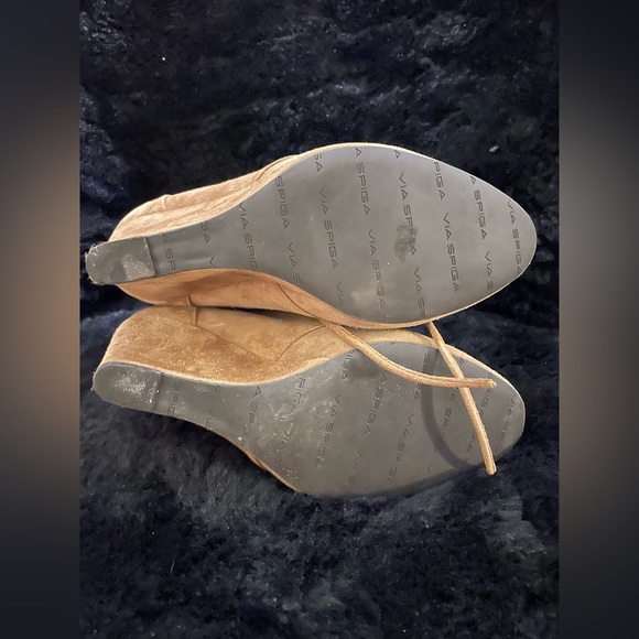 Gorgeous suede ankle boots - Picture 5 of 5